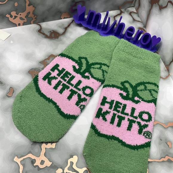 Hello Kitty Set with Green Apple socks, mini faux leather bag & keychain - Picture 3 of 5